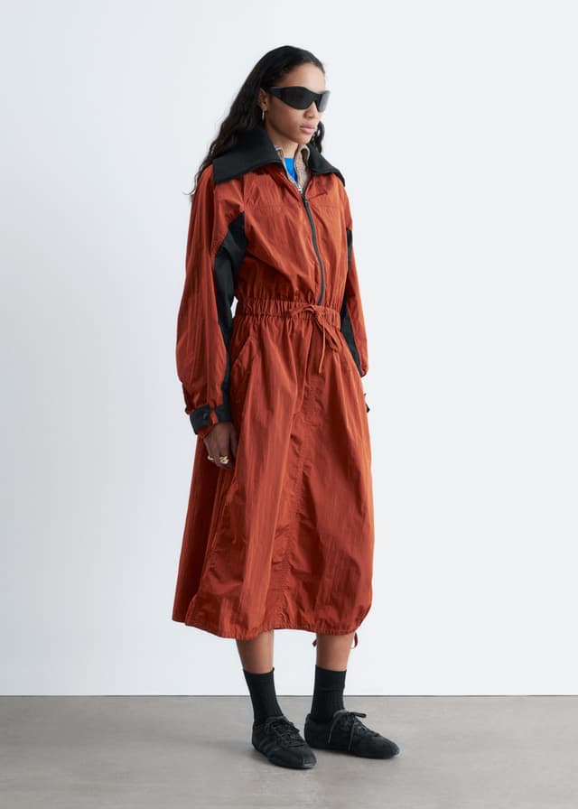 Funktionell midiklänning med dragsko